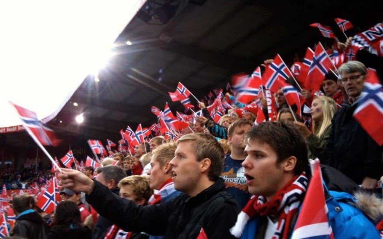 Норвегия сан марино. Football Fans Norway. Молчаливый народ Норвегия. Norwegian people. Как Норвежские футболисты празднуют победу.