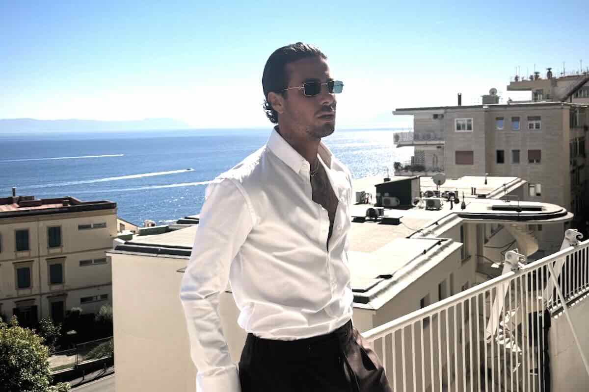 Izzo in posa per una foto su Instagram