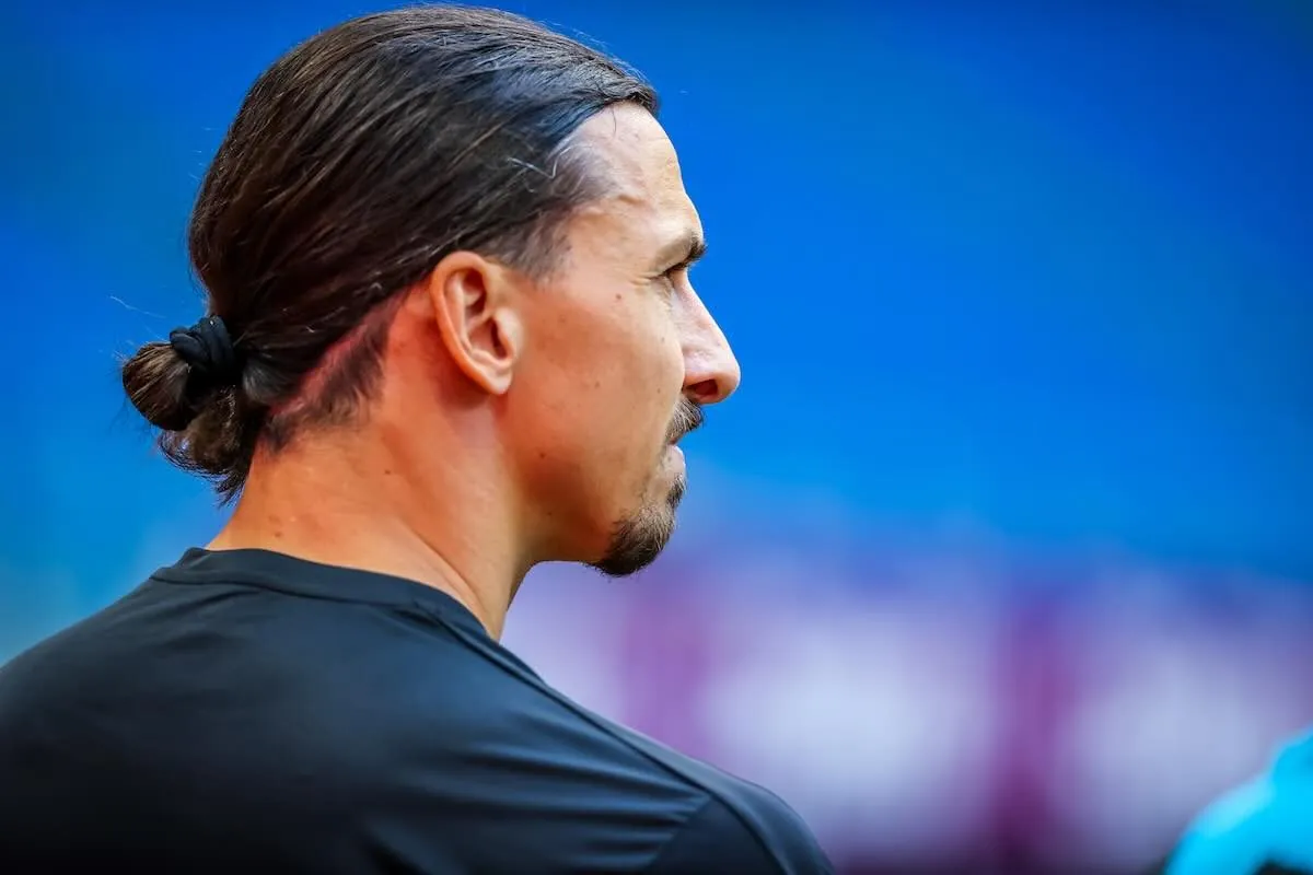 Zlatan Ibrahimovic girato di spalle