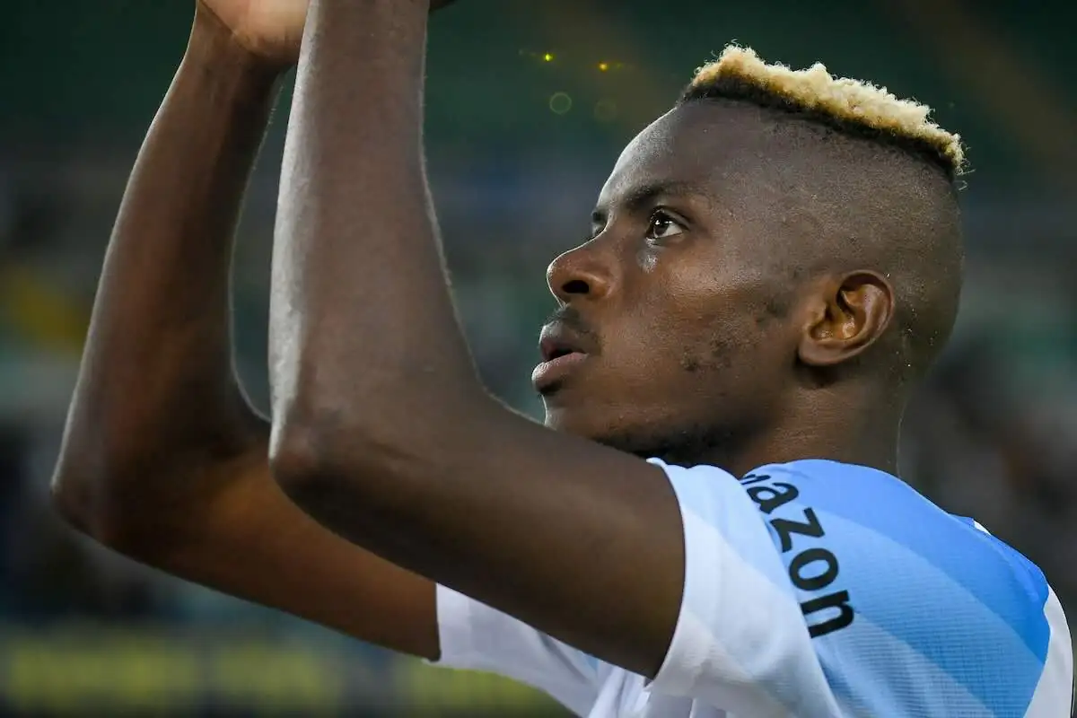 Osimhen applaude i tifosi