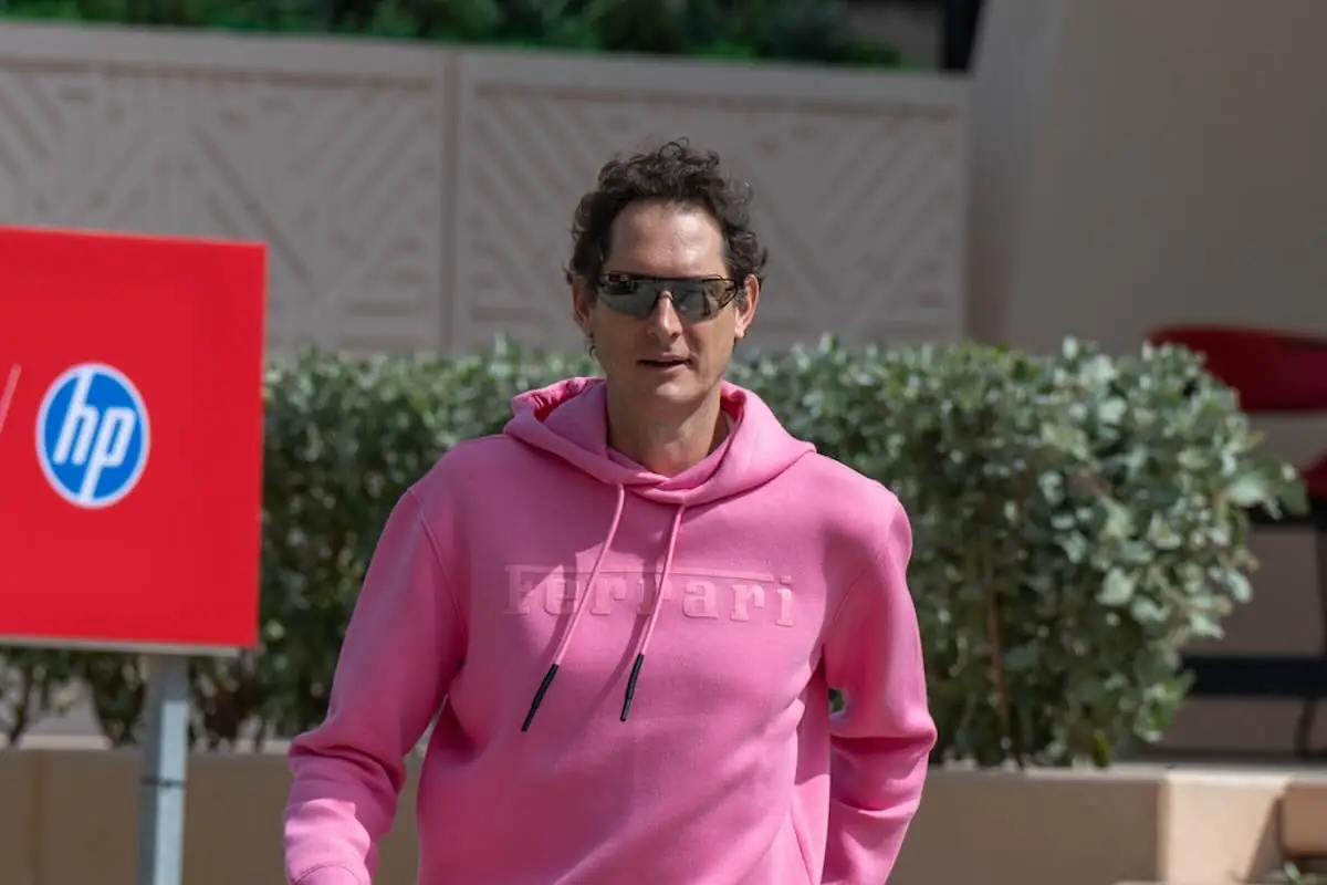 Elkann in primo piano