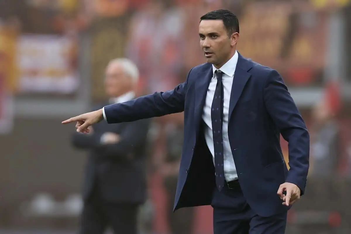 Palladino dà indicazioni dalla panchina