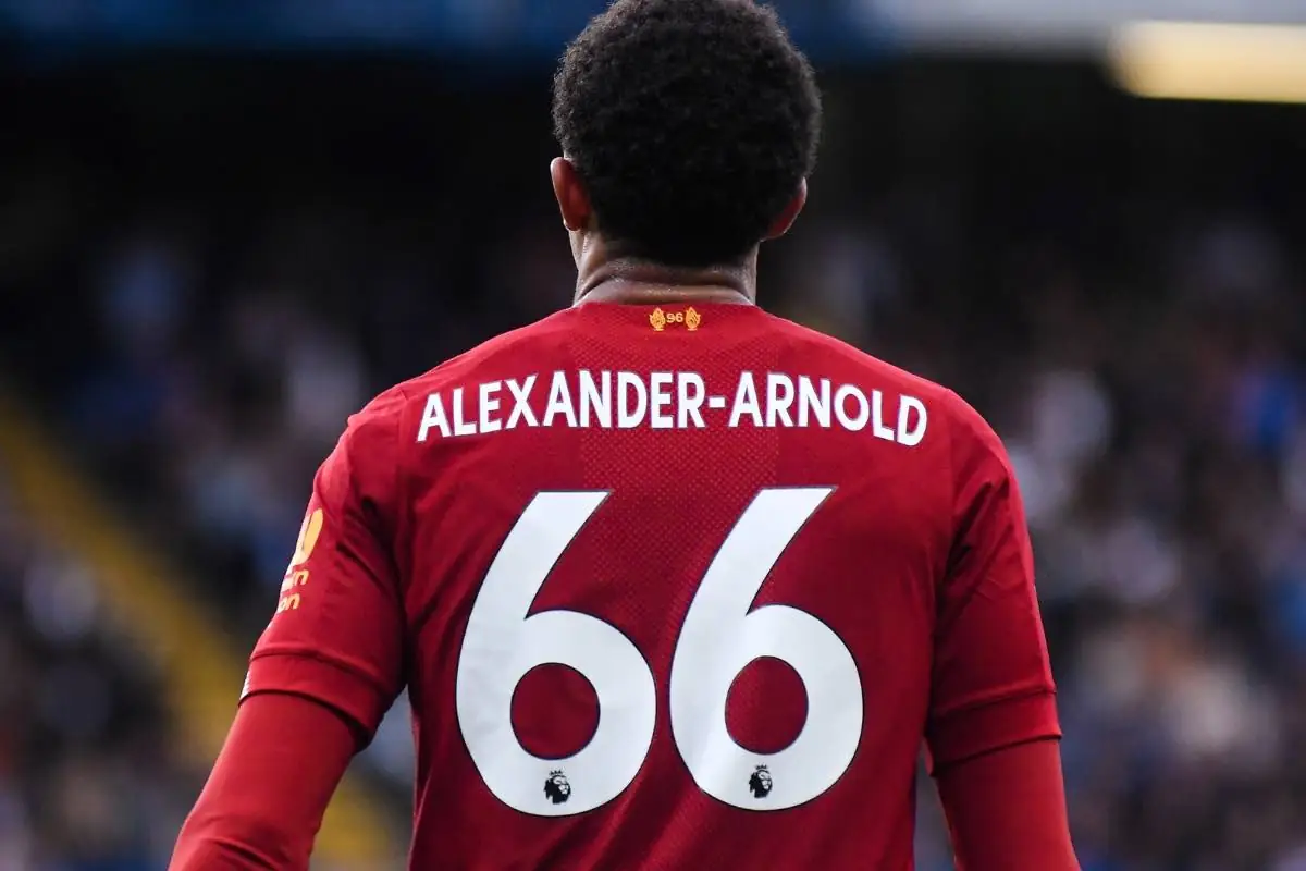 Alexander Arnold di spalle