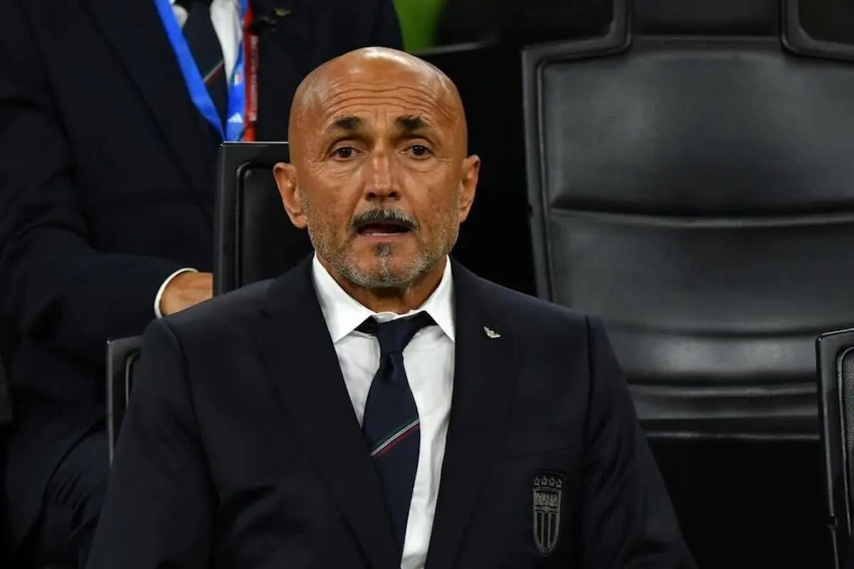 Spalletti seduto in panchina
