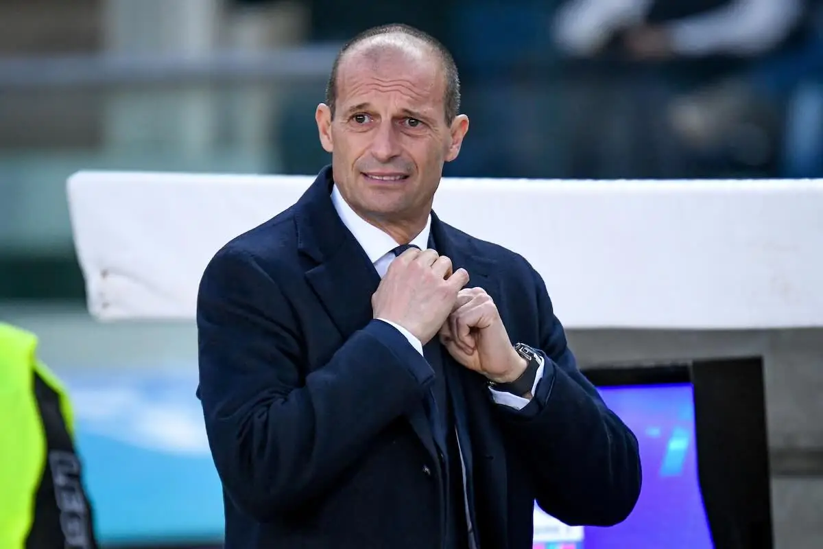 Allegri si aggiusta la cravatta