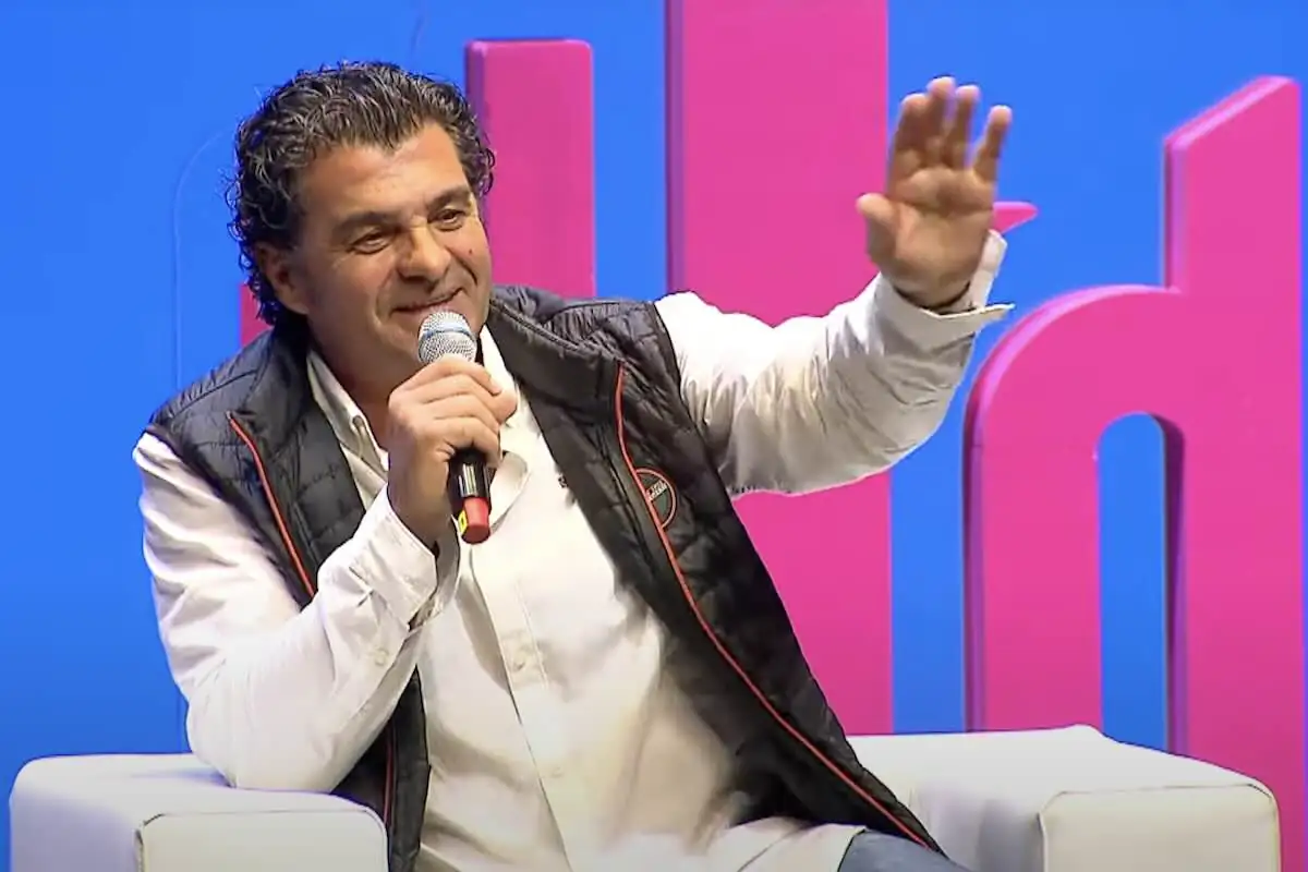 Alberto Tomba con il microfono in mano