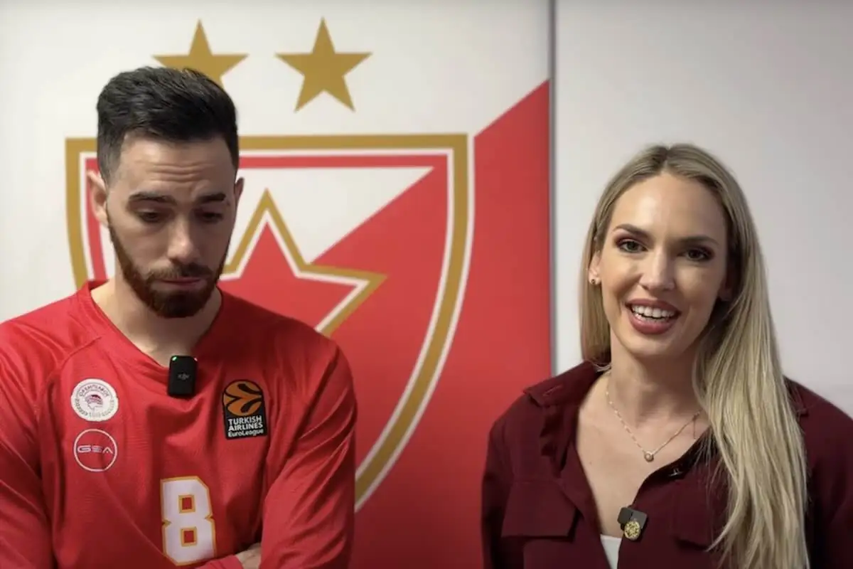 Luca Vildoza con una giornalista