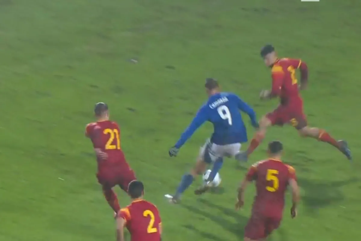 Francesco Camarda in azione con la maglia dell'Italia U21
