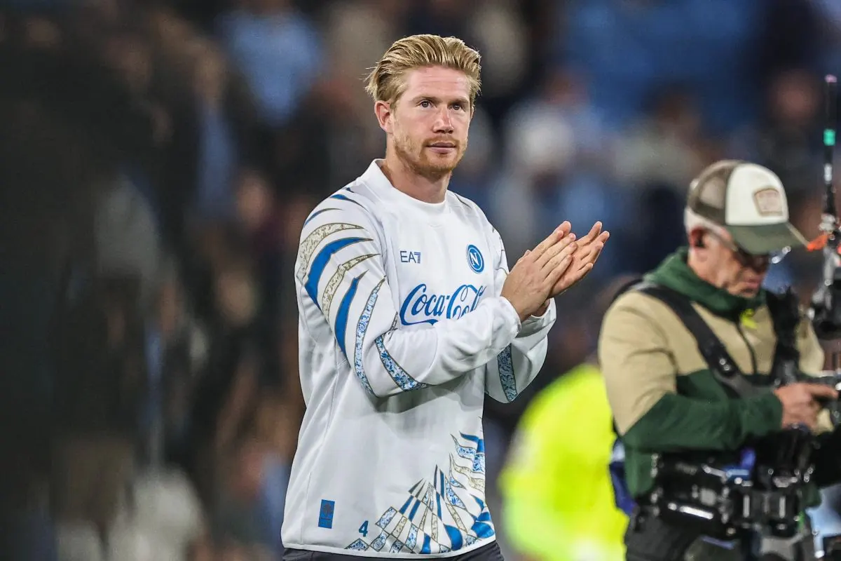 Kevin De Bruyne applaude