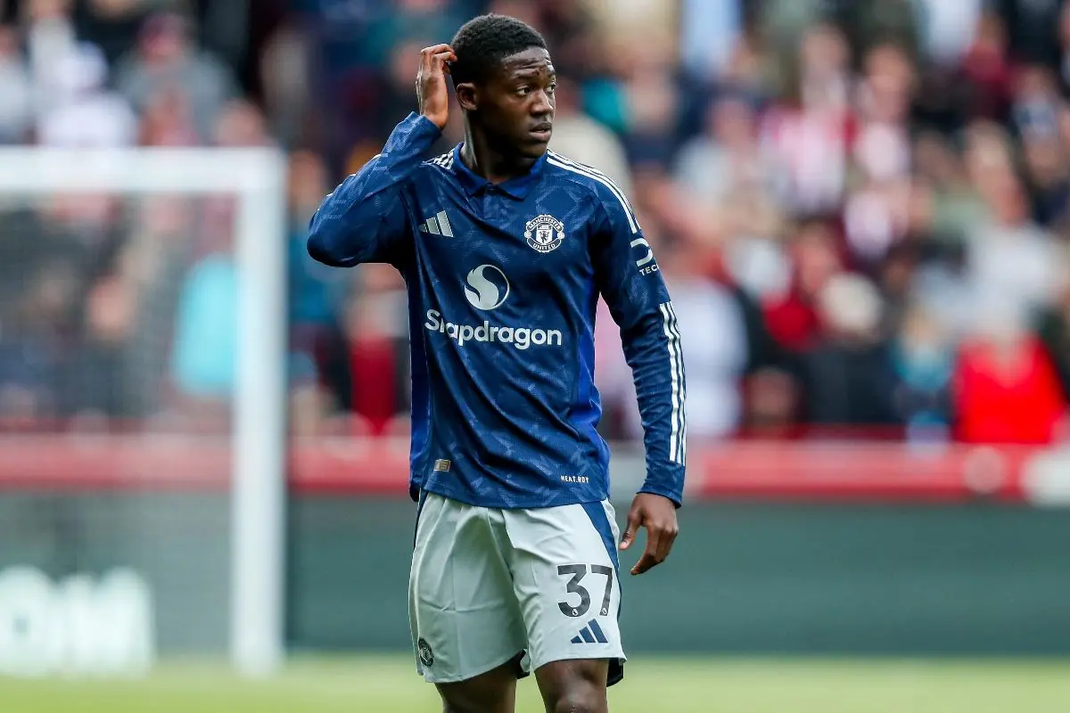 Kobbie Mainoo in campo con la maglia del Manchester United