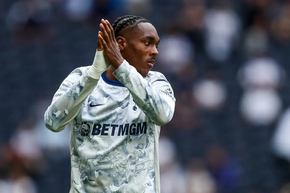 Mathys Tel con la maglia pregara del Tottenham