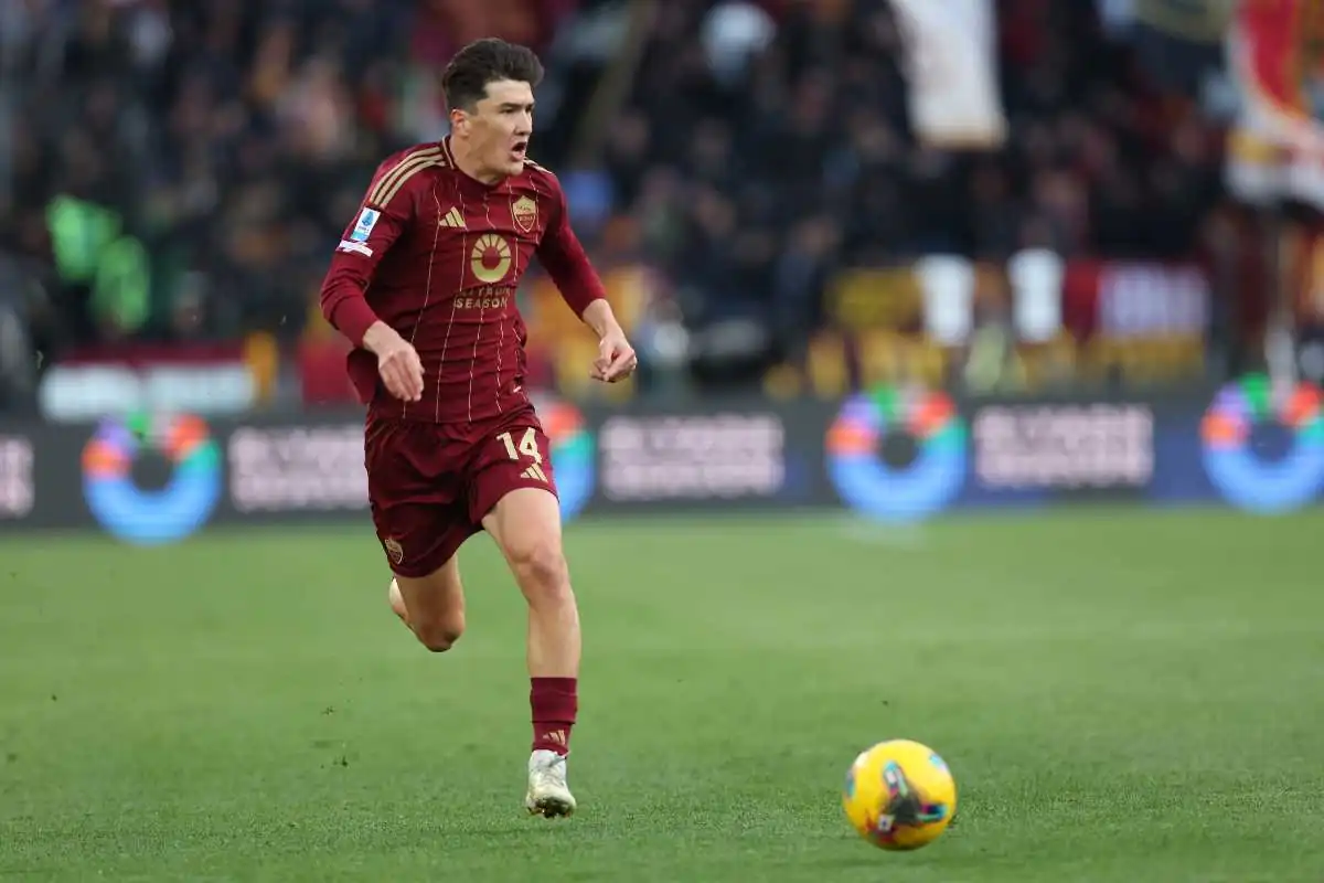 Eldor Shomurodov con la maglia della Roma